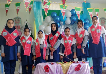 جشن سالگرد پیروزی انقلاب اسلامی در دبستان خدیجه کبری(س)