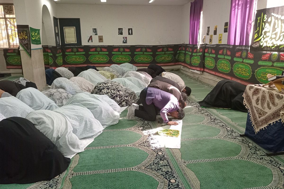  زنگ نماز در هنرستان آفرینش پردیس با حضور امام جمعه و مدیر آموزش و پرورش