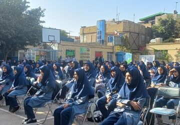 جشن بازگشایی مدارس در دبیرستان دخترانه شاهد شهید شیرودی ناحیه دو