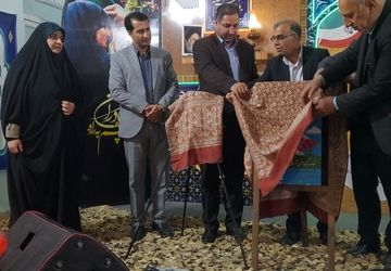 دانش‌آموزان شاهد شیراز در بزرگداشت شهدای همسنگر خود ایستادند