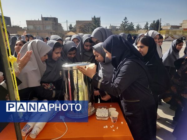 برپایی چایخانه به مناسبت میلاد امام عصر(عج)در دبیرستان نمونه وکیلی ۱۰