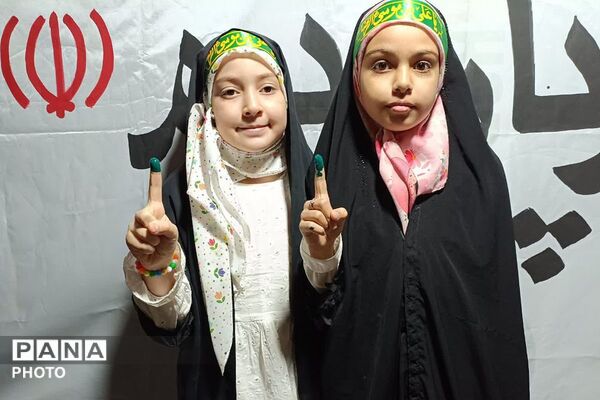 برپایی موکب «مدرسه رهبر شهید» در میدان هفت تیر نسیم‌شهر