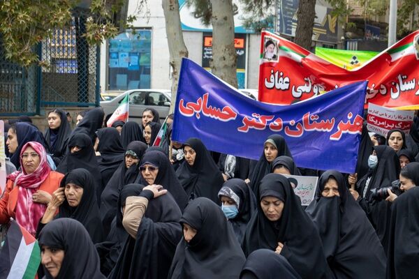 شرکت پرشور دهه هشتادی و نودی‌‌های شهر محلات در یوم‌الله ۱۳ آبان