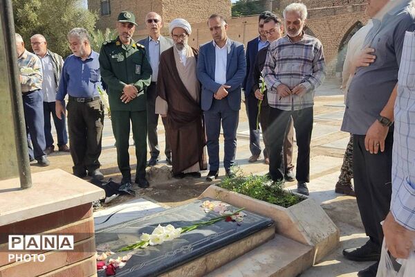 حضور مسئولان آموزش و پرورش ورامین در مزار امامزاده یحیی (ع) به‌مناسبت هفته دفاع مقدس