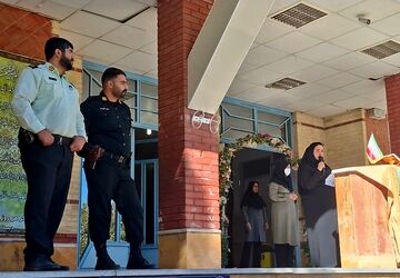 حضور نیروی انتظامی در دبیرستان زینبیه ۲ با هدف ارتقای سطح دانش دانش‌آموزان در زمینه امنیت سایبری و امنیت اجتماعی