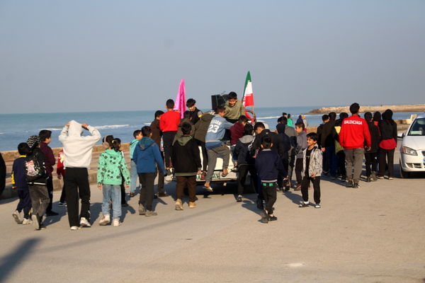 پیاده‌روی خانوادگی در روستای هلیله شهرستان بوشهر 