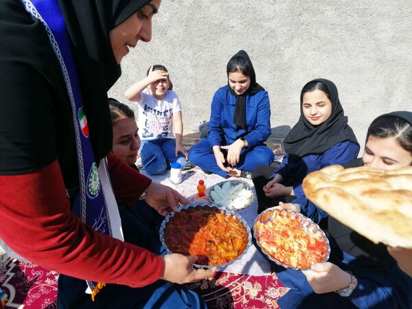 جشن انقلاب در دبیرستان حضرت فاطمه (س) و هنرستان عفاف، شهر تیتکانلو