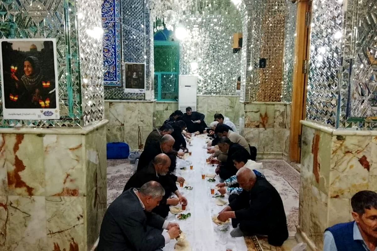 آیین افطاری ماه مبارک رمضان در امامزاده عمادالدین رباط‌کریم