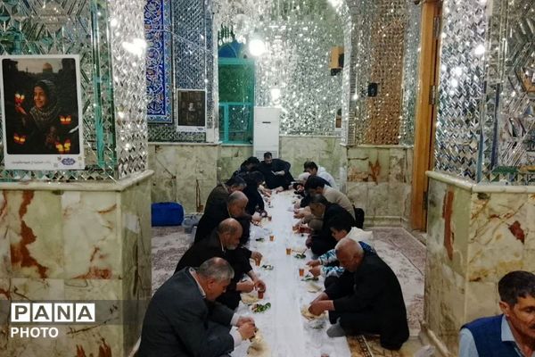آیین افطاری ماه مبارک رمضان در امامزاده عمادالدین رباط‌کریم