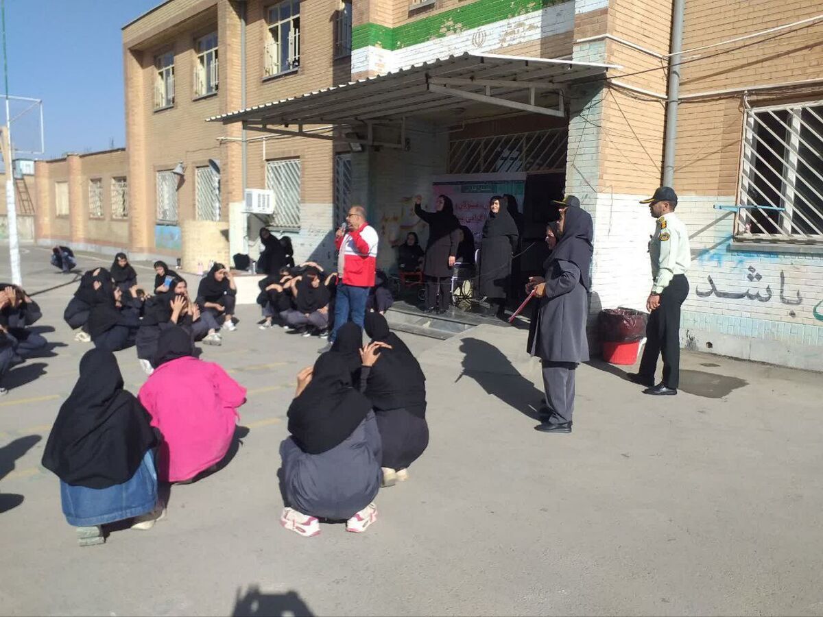 برگزاری مانور زلزله و پناه‌گیری در دبیرستان فضیلت بانه به مناسبت هفته نیروی انتظامی