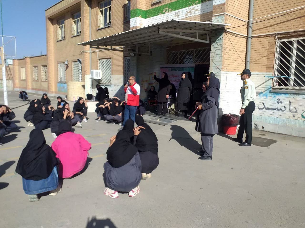برگزاری مانور زلزله و پناه‌گیری در دبیرستان فضیلت بانه به مناسبت هفته نیروی انتظامی