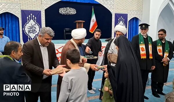 تجلیل از خانواده شهدا با کاروان «زیر سایه خورشید» در شهرستان ساوجبلاغ