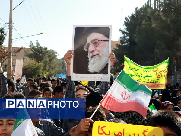 حضور افتخارآفرین دانش آموزان میبدی در تجمع یوم الله سیزده آبان 