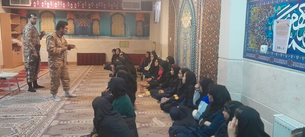 آموزش عملی آمادگی دفاعی در دبیرستان فرزانگان استعداد درخشان ملارد
