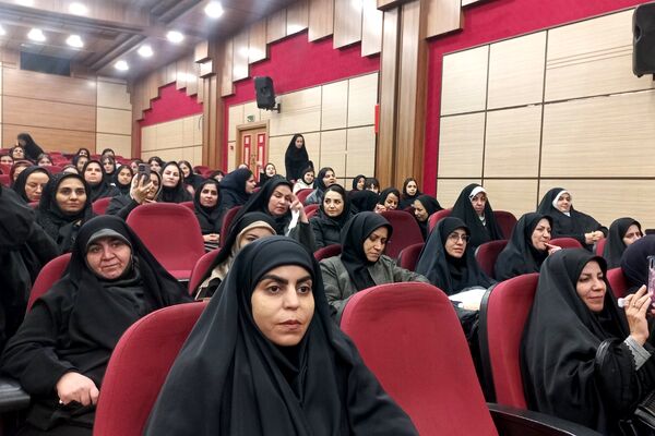 مراسم یلدای مادرانه با حضور فرهنگیان و دانش‌آموزان در اردوگاه شهید منتظری شهریار