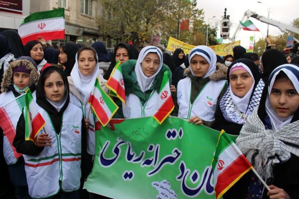حضور دانش‌آموزان زنجانی در راهپیمایی روز ۱۳ آبان 