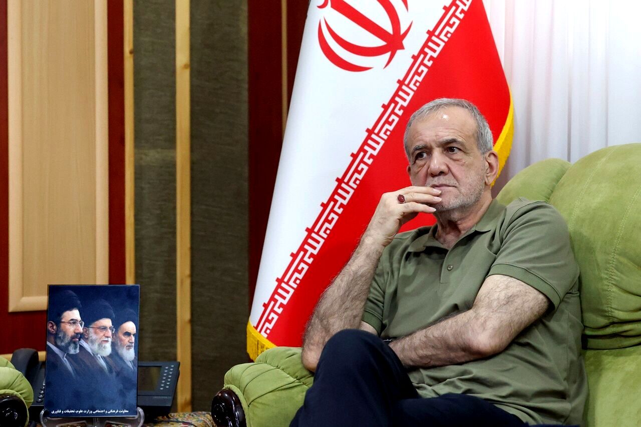 رئیس‌جمهور برای مدیریت انرژی کت خود را از تن درآورد