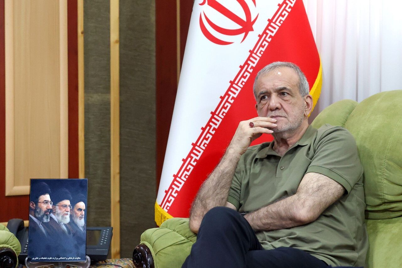 رئیس‌جمهور برای مدیریت انرژی کت خود را از تن درآورد