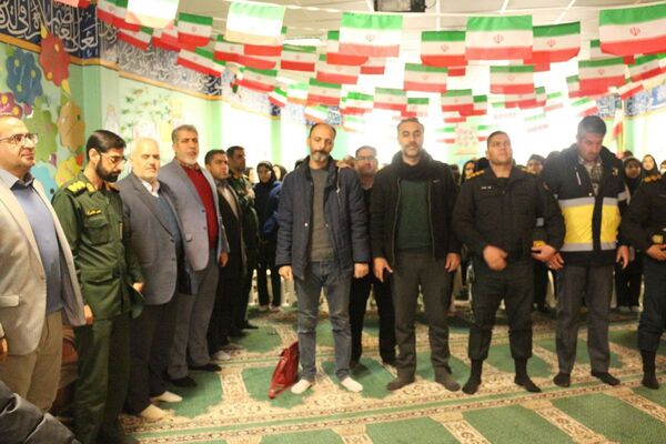 نواختن زنگ انقلاب در مدرسه فاطمه الزهرا(س) فیروزکوه