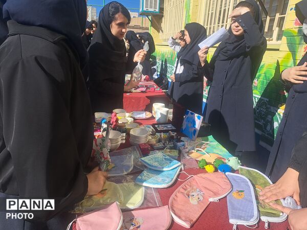 بازارچه دانش‌آموزی در دبیرستان علی افشارنژاد