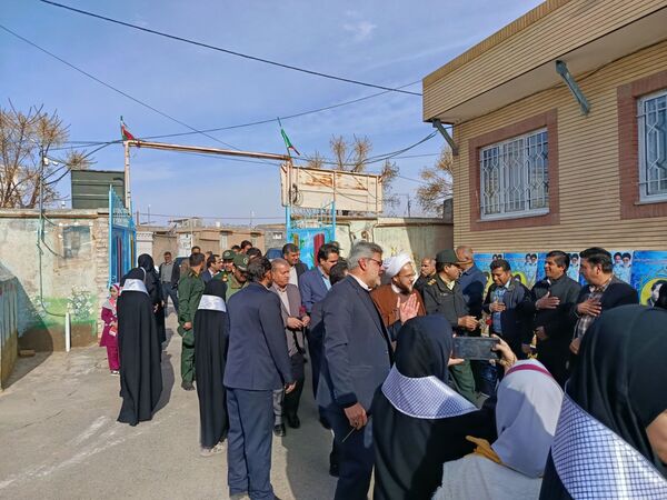 جشن انقلاب در مدرسه شهید بهمنی خلیل آباد