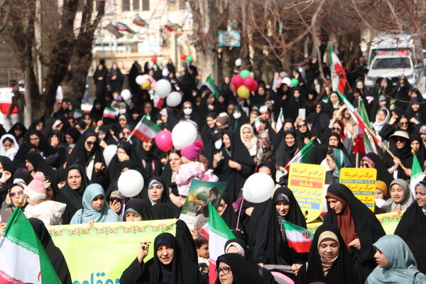شکوه همبستگی مردم آباده در راهپیمایی ۲۲ بهمن