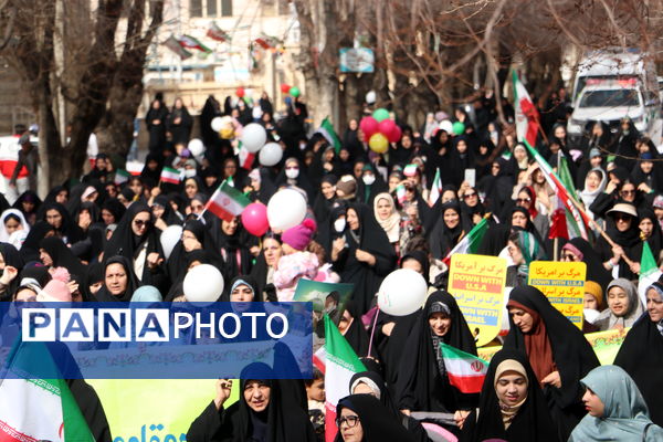 شکوه همبستگی مردم آباده در راهپیمایی ۲۲ بهمن