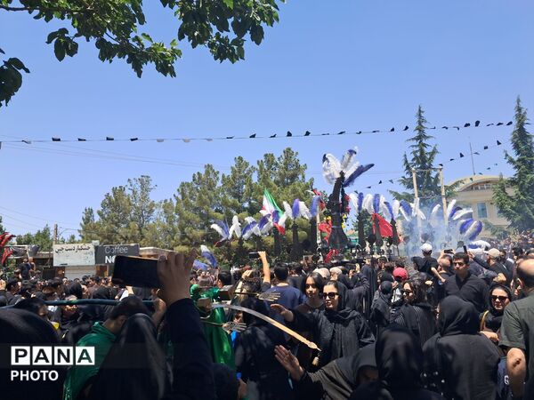 مراسم عزاداری ظهر عاشورا در روستای ولیان ساوجبلاغ