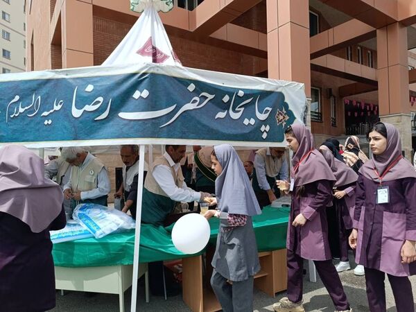 پرچم گردانی آستان قدس رضوی در مدارس منطقه پردیس به مناسبت دهه کرامت