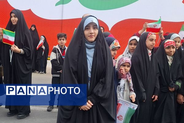 حضور اقشار مختلف مردم شهرری در راهپیمایی ۲۲ بهمن