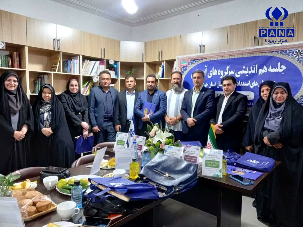 تبادل نظر میان سرگروه‌های آموزشی، نقش بسیار مؤثری در ارتقای کیفیت آموزش مدارس استعدادهای درخشان دارد