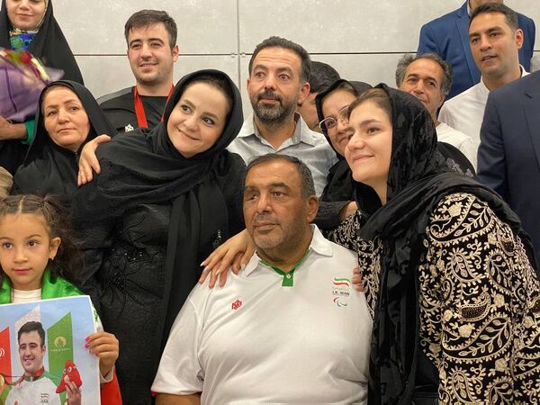 بازگشت میثم حاج بابایی قهرمان پارالمپیک به سرزمین مادری