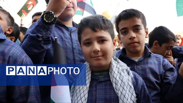  ادای احترام دانش‌آموزان و فرهنگیان شهرستان پاکدشت به مقام شامخ شهیدان مقاومت و شهید سید حسن نصرالله 