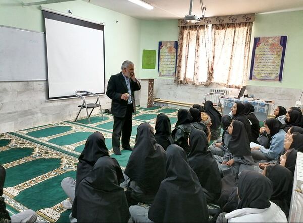 جلسه جهاد اسلامی حجاب و عفاف دختران در دبیرستان حاج مهدی روحانی شهرستان خلیل آباد 