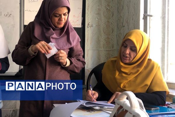 گرامیداشت دانش‌آموزان جنگ ۱۲ روزه با اهدای کتاب «از ایرانمان دفاع می‌کنیم»