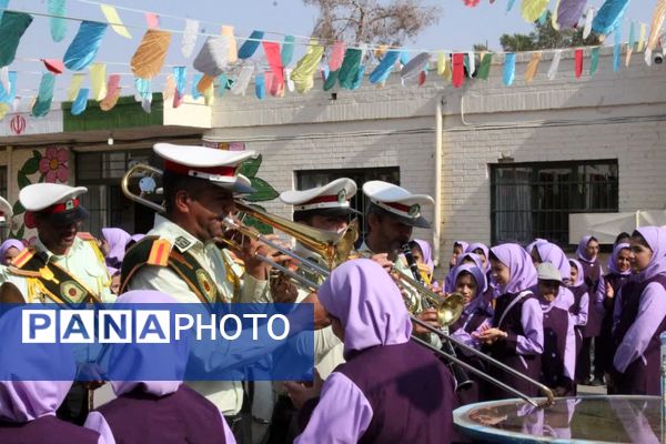 حضور پلیس در دبستان فاطمه‌الزهرا برای آموزش پیشگیری از آسیب‌های اجتماعی