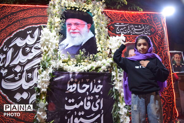 ادای احترام آینده‌سازان فارسان به تصویر رهبر شهید