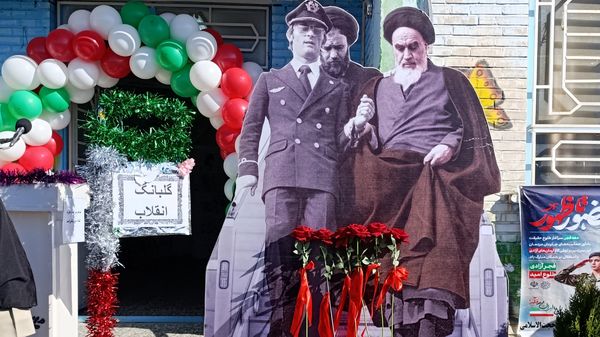 آیین نواختن زنگ انقلاب اسلامی به مناسبت چهل و ششمین سالگرد پیروزی انقلاب در نیشابور