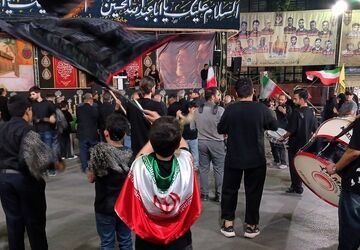 اهتزاز پرچم ایران در کنار بیرق‌های عزای سیدالشهدا (ع)