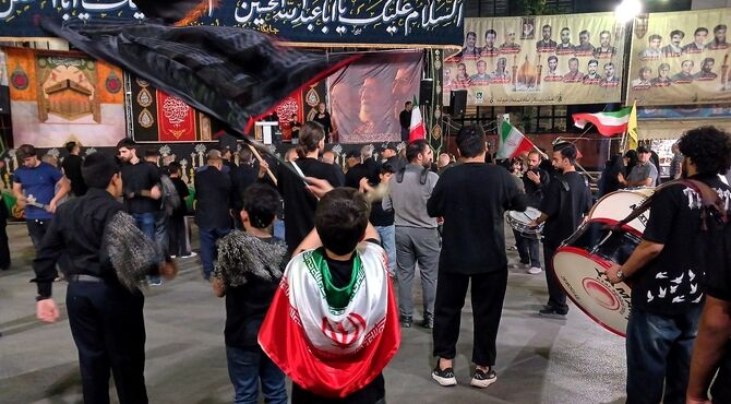 اهتزاز پرچم ایران در کنار بیرق‌های عزای سیدالشهدا (ع)