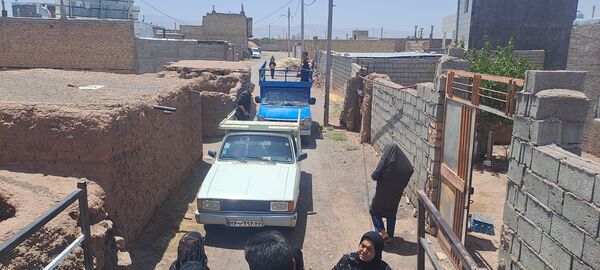 پخش نذری ظهر عاشورا در روستای حسن آباد بلهر 