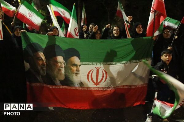 خواندن دسته جمعی سرود ملی ایران در باغ ملی یزد