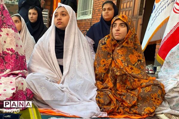 اقامه نماز دانش‌آموزان پایه هشتم در دبیرستان نگین دانش