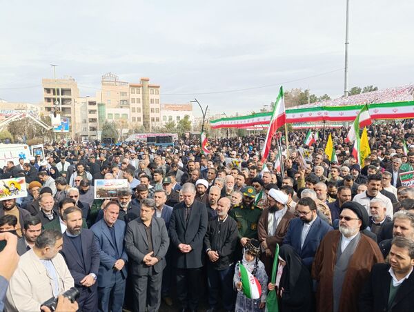 حضور دانش آموزان و جامعه بزرگ فرهنگیان در یوم الله 22 بهمن ماه در پاکدشت 