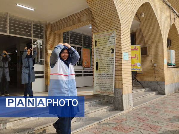 اجرای مانور سراسری زلزله در دبیرستان شاهد شیرودی