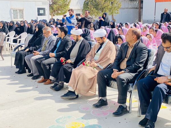 نواختن زنگ جشن نیکوکاری در دبستان زینب قهرمانی مه ولات