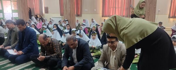 محفل انس با قرآن در دبستان شاهد دخترانه حضرت معصومه (س)
