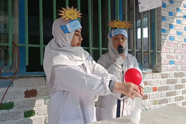 نمایشگاه دستاوردهای دانش آموزی در دبستان دخترانه وحیدکیهانی ناحیه یک شهرری