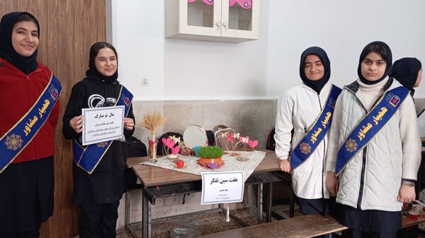 ابتکار دانش آموزان مدرسه دانش نیا در چیدن هفت سین مربوط به هر درس