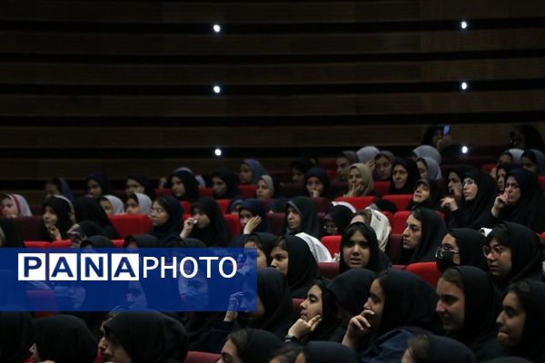 تقدیر از دانش‌آموزان برتر حوزه فرهنگی و هنری در آموزش و پرورش ناحیه یک شهرری